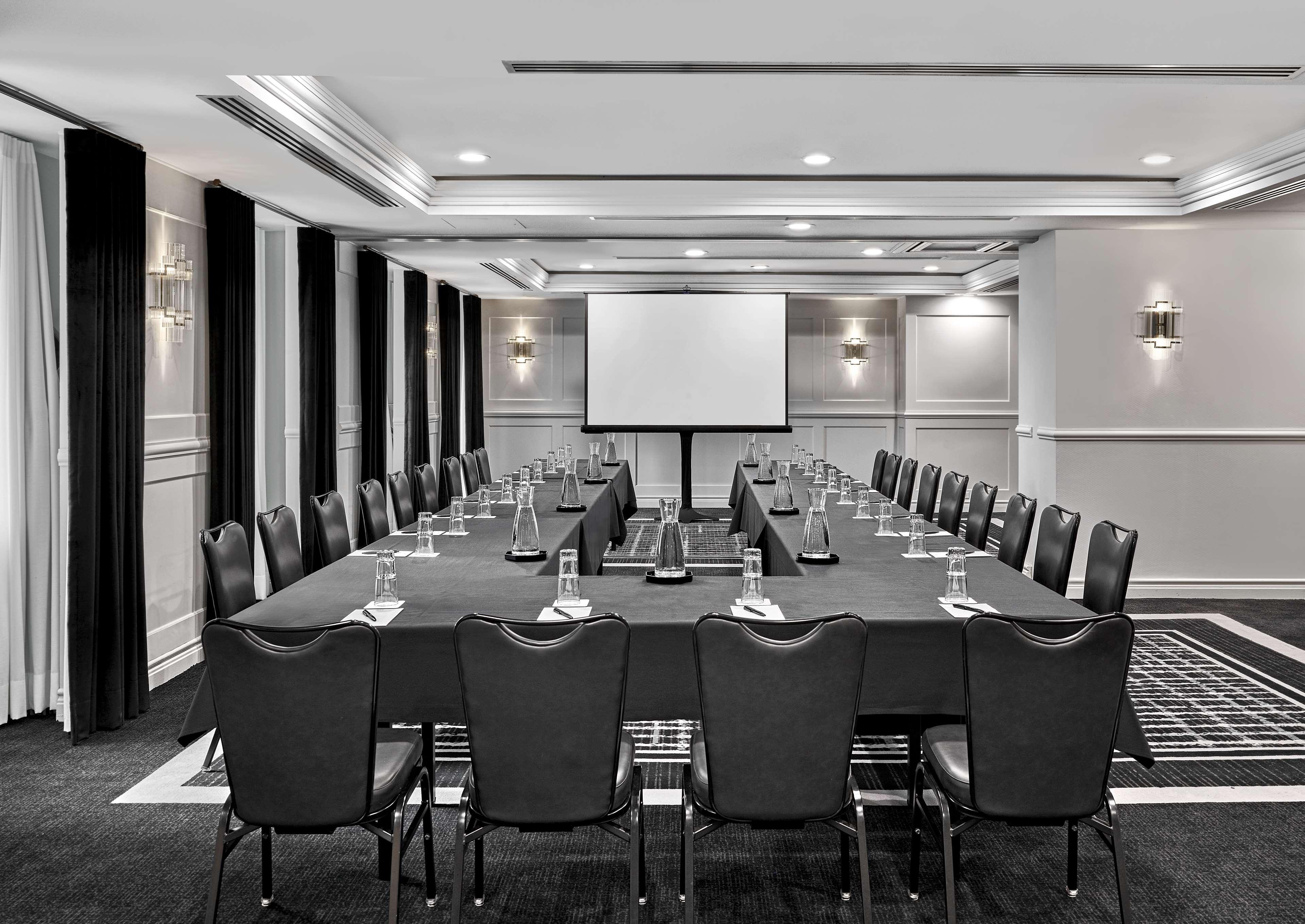 Vogue Hotel Montreal Downtown, Curio Collection By Hilton Εξωτερικό φωτογραφία