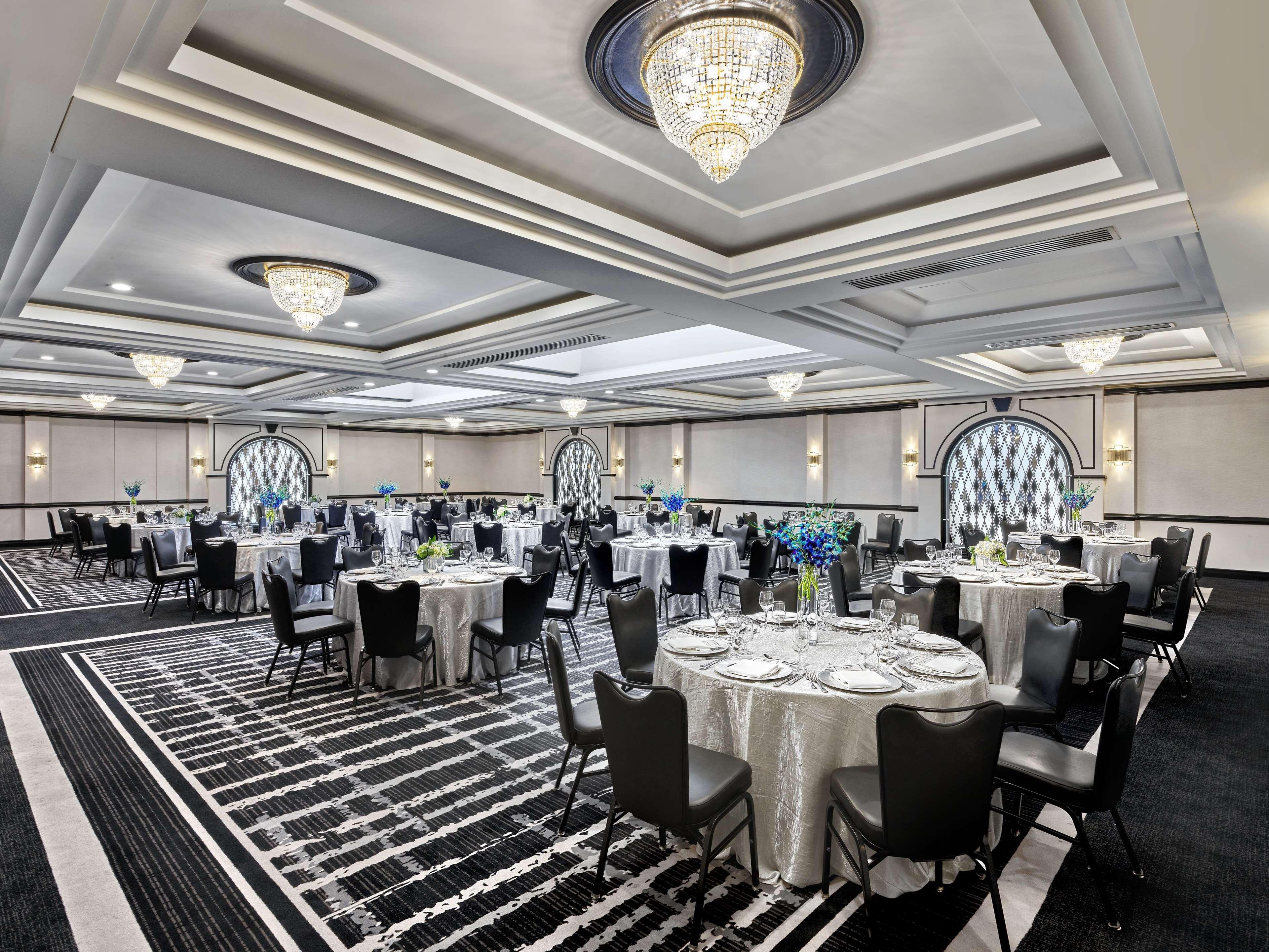 Vogue Hotel Montreal Downtown, Curio Collection By Hilton Εξωτερικό φωτογραφία