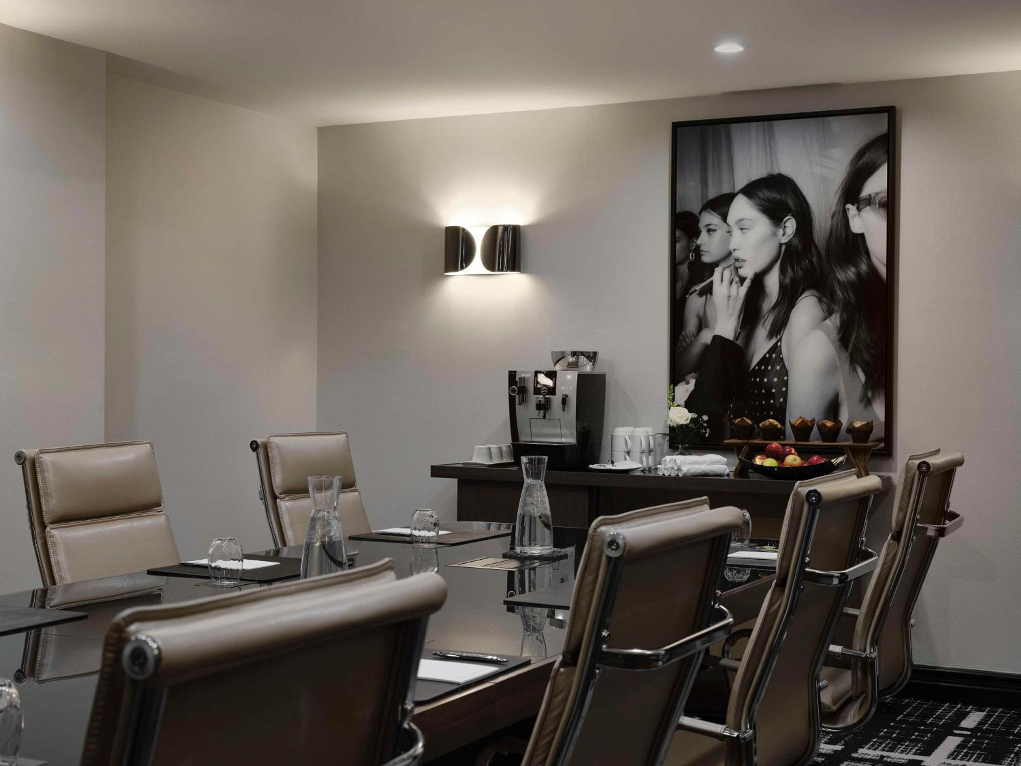 Vogue Hotel Montreal Downtown, Curio Collection By Hilton Εξωτερικό φωτογραφία