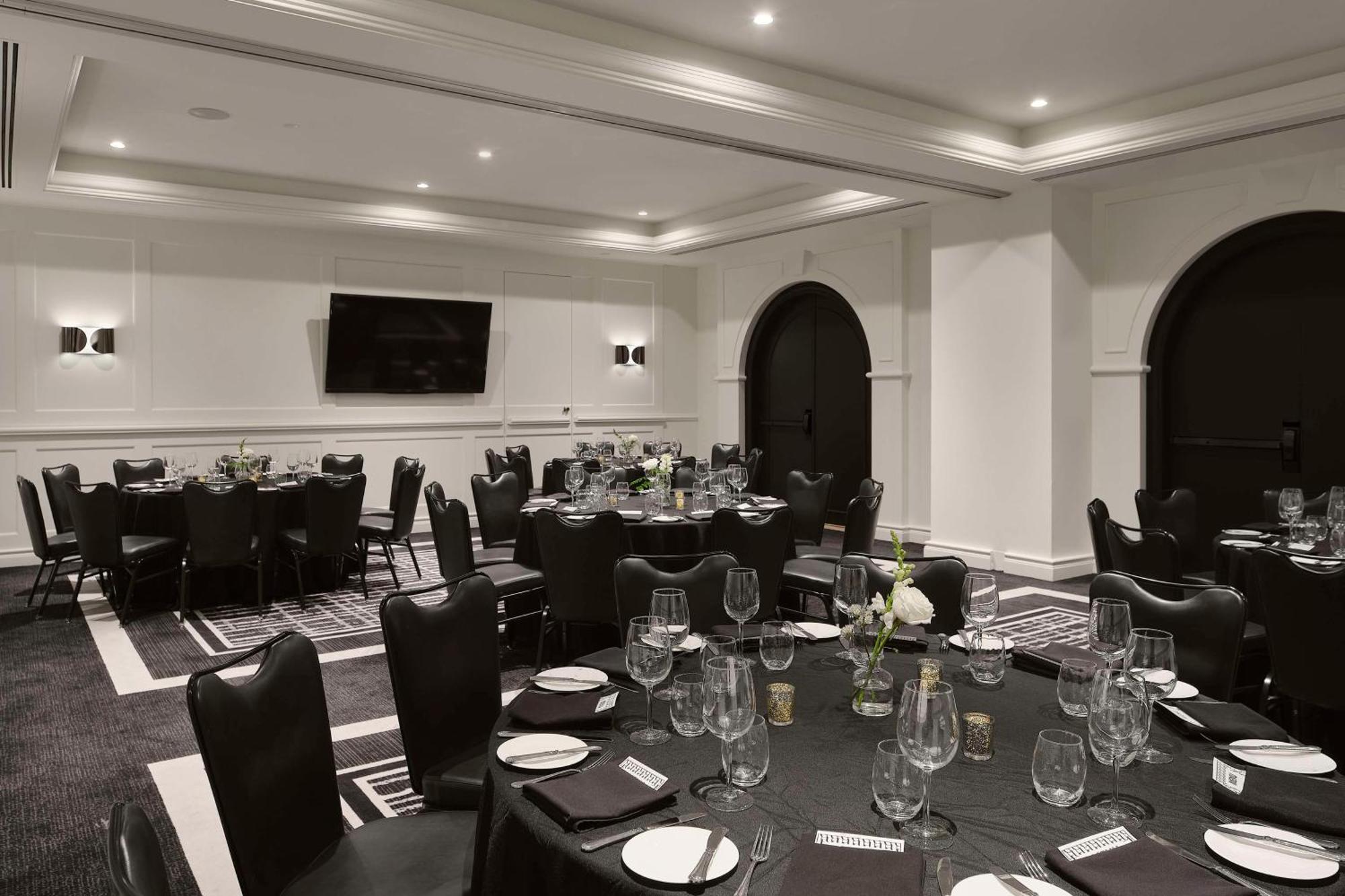 Vogue Hotel Montreal Downtown, Curio Collection By Hilton Εξωτερικό φωτογραφία
