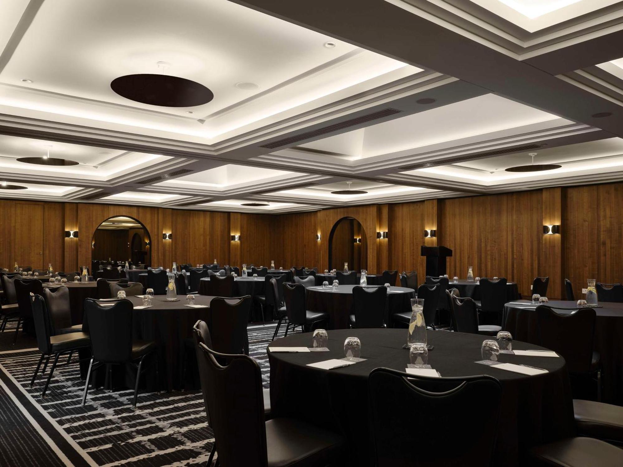 Vogue Hotel Montreal Downtown, Curio Collection By Hilton Εξωτερικό φωτογραφία