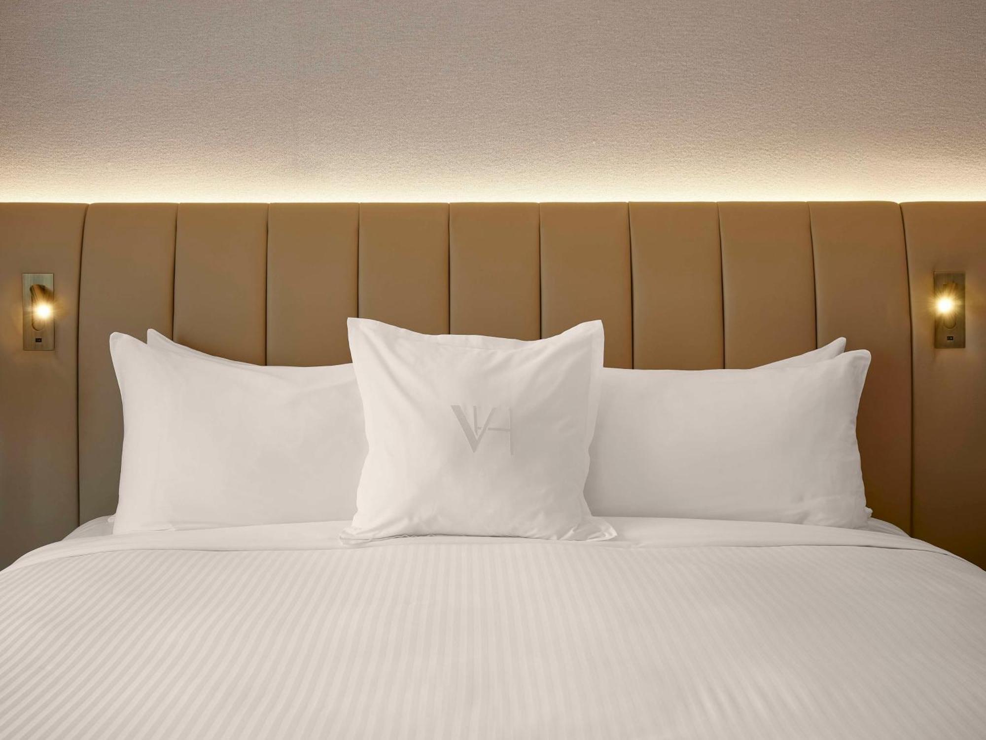 Vogue Hotel Montreal Downtown, Curio Collection By Hilton Εξωτερικό φωτογραφία