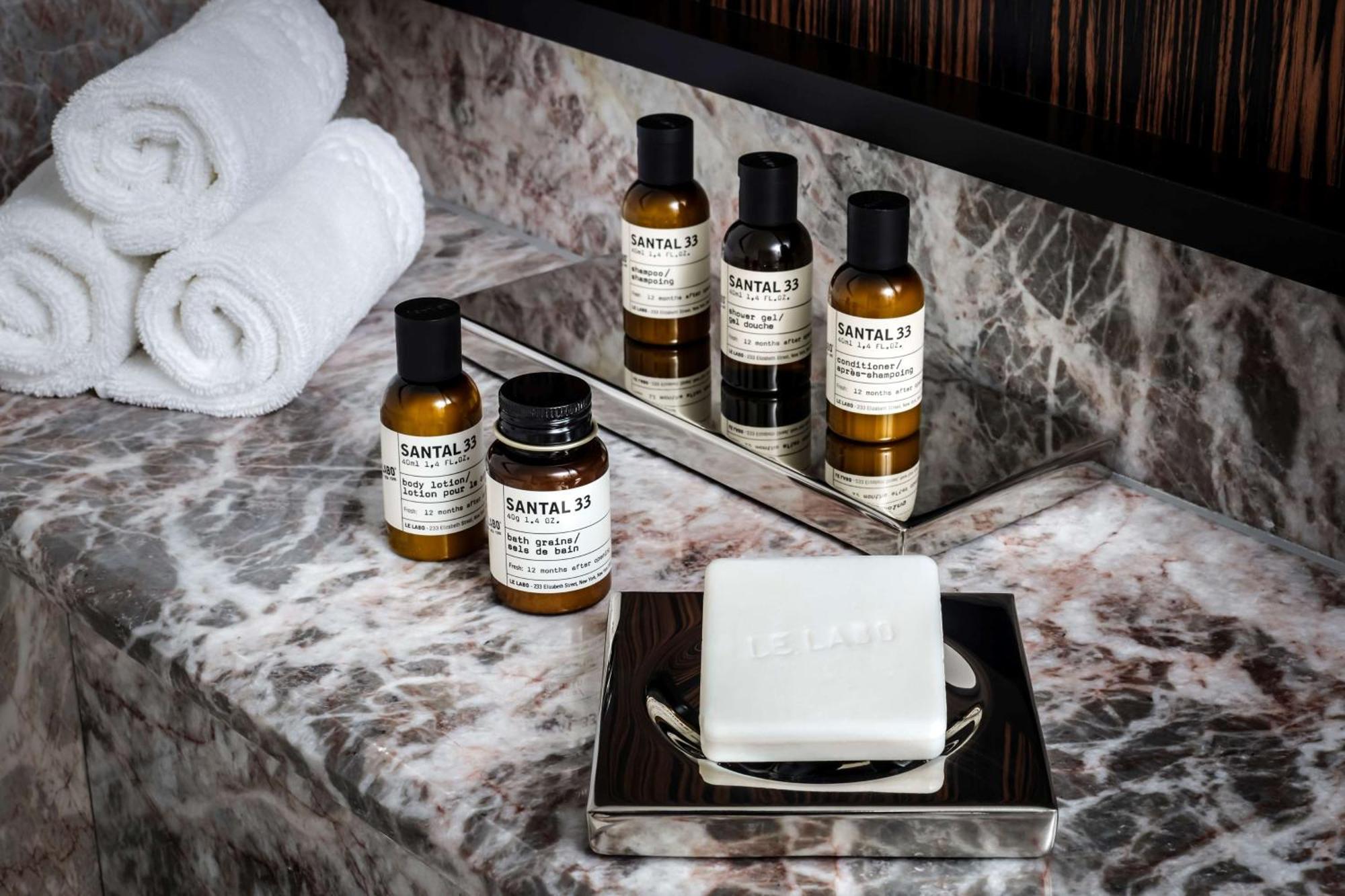 Vogue Hotel Montreal Downtown, Curio Collection By Hilton Εξωτερικό φωτογραφία