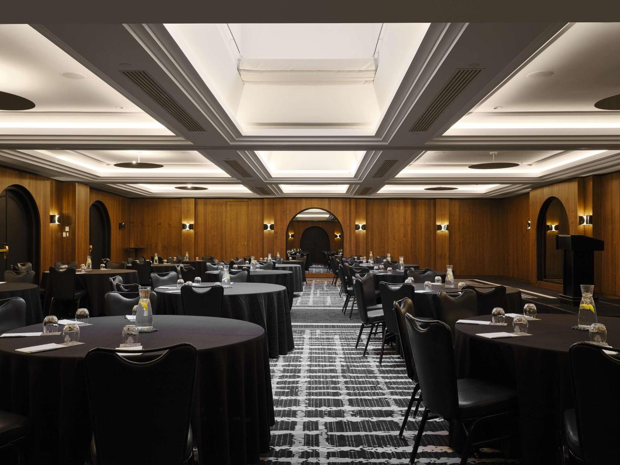 Vogue Hotel Montreal Downtown, Curio Collection By Hilton Εξωτερικό φωτογραφία