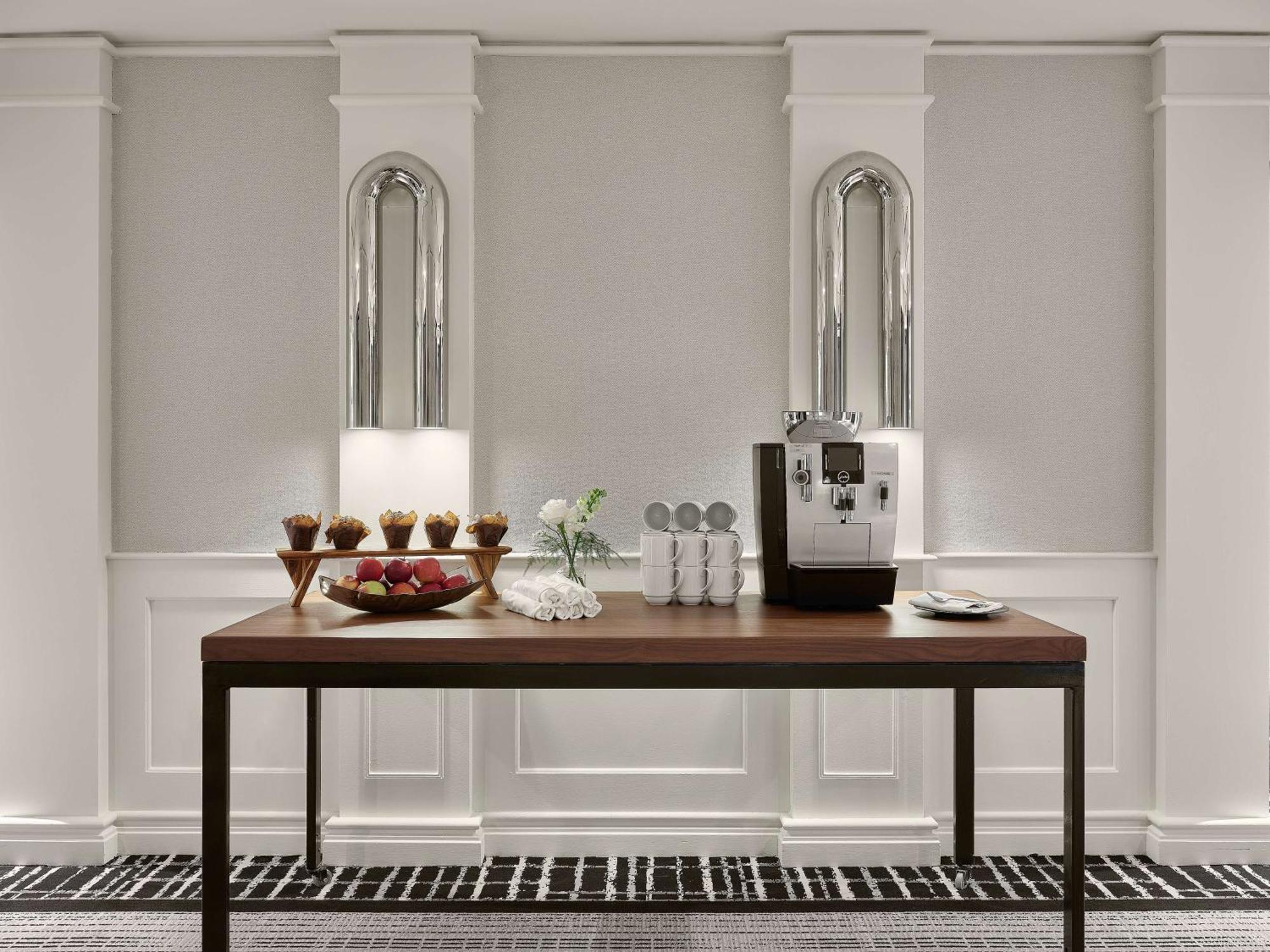 Vogue Hotel Montreal Downtown, Curio Collection By Hilton Εξωτερικό φωτογραφία