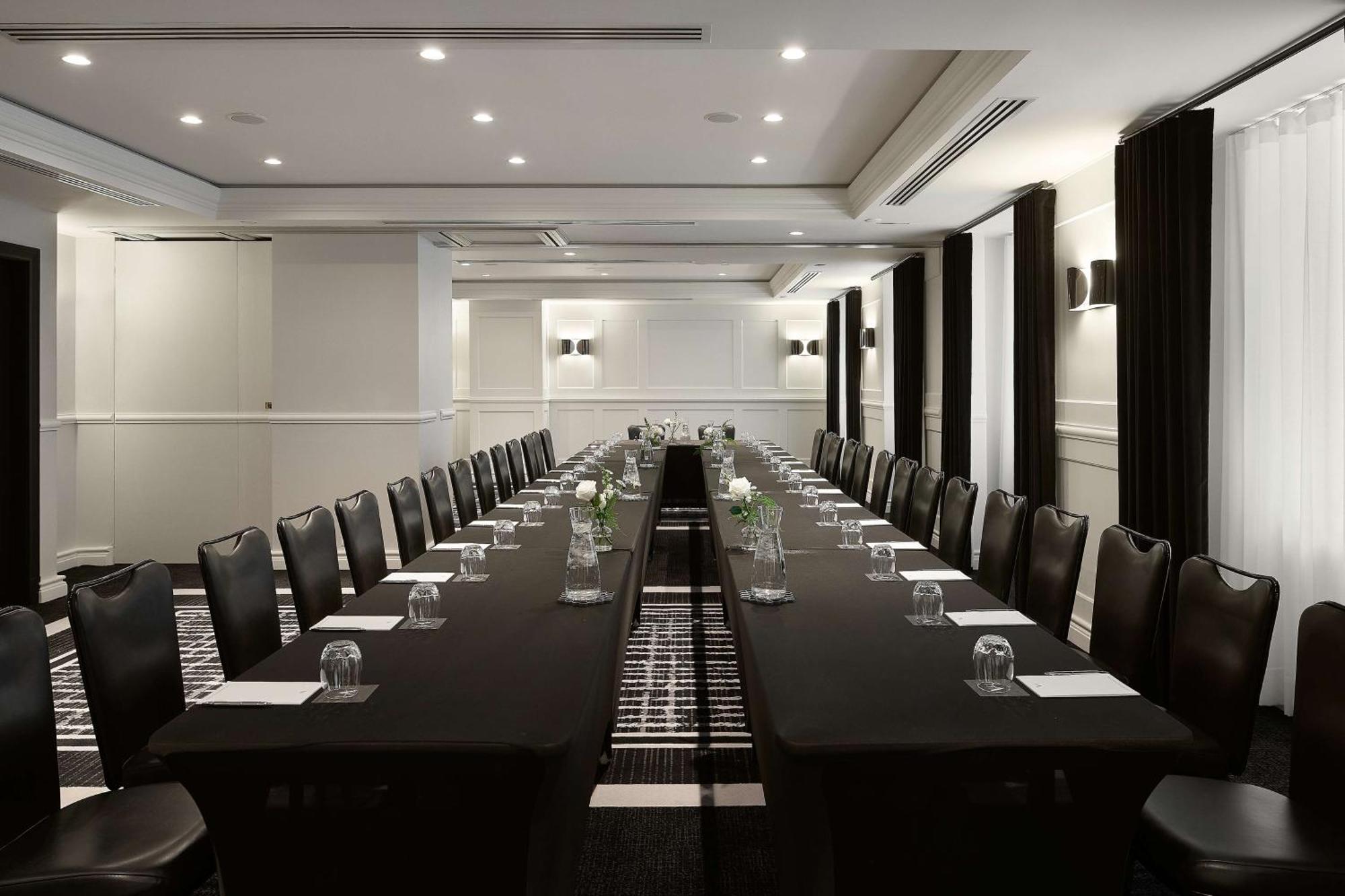 Vogue Hotel Montreal Downtown, Curio Collection By Hilton Εξωτερικό φωτογραφία