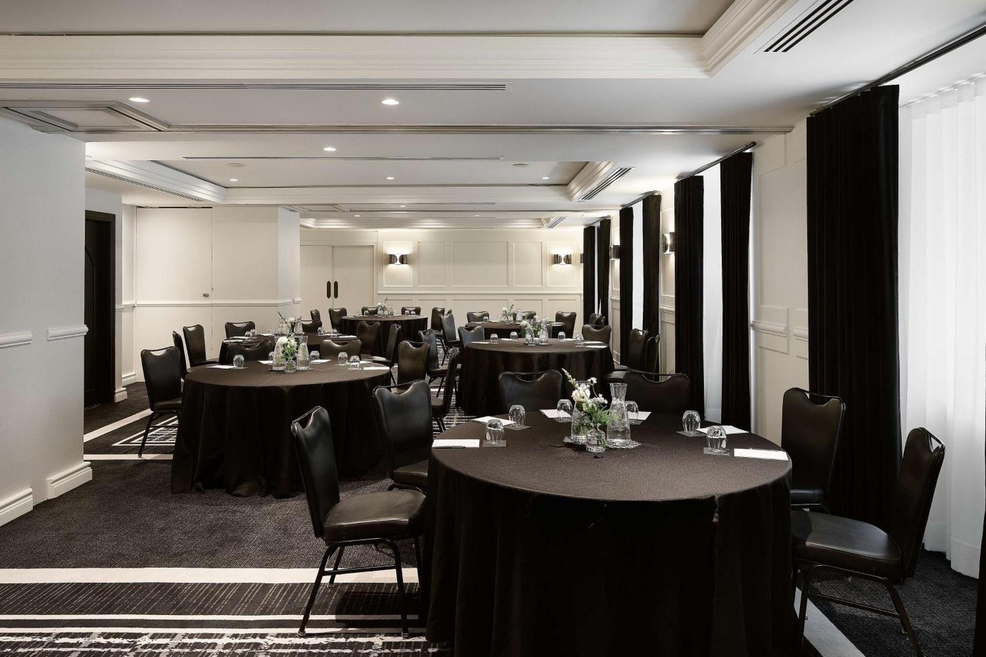 Vogue Hotel Montreal Downtown, Curio Collection By Hilton Εξωτερικό φωτογραφία
