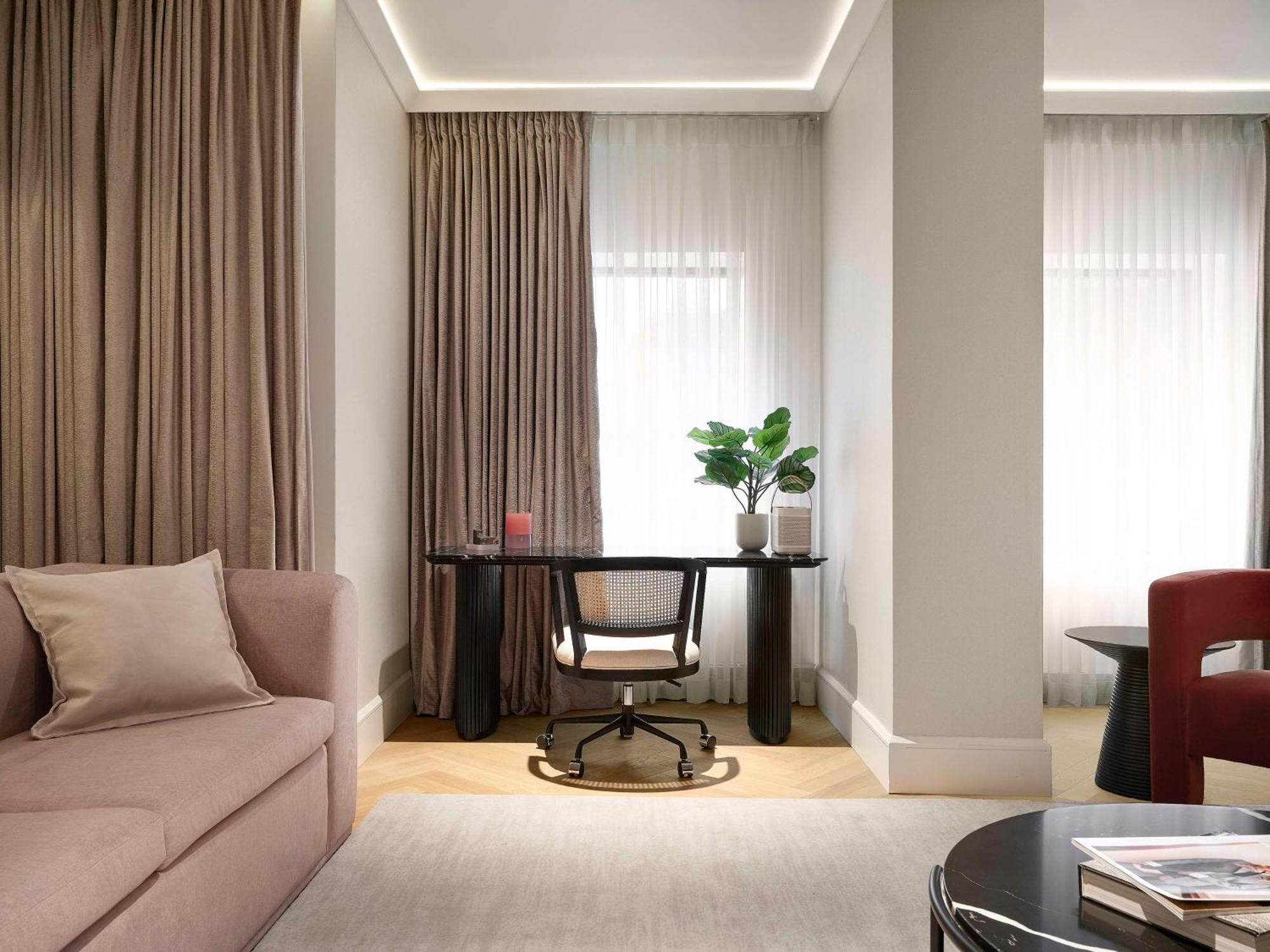 Vogue Hotel Montreal Downtown, Curio Collection By Hilton Εξωτερικό φωτογραφία