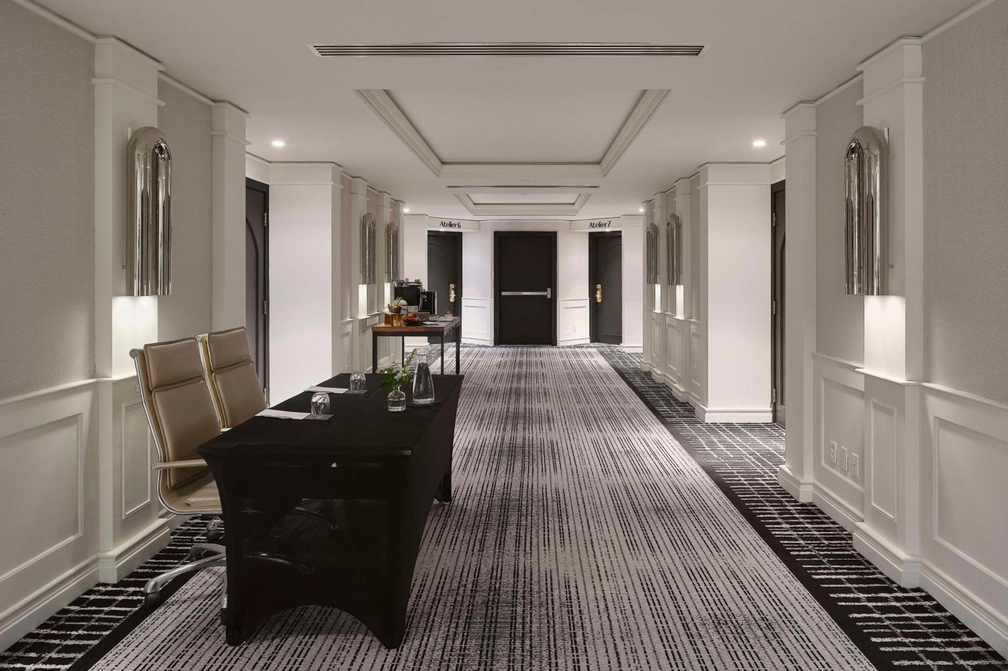 Vogue Hotel Montreal Downtown, Curio Collection By Hilton Εξωτερικό φωτογραφία