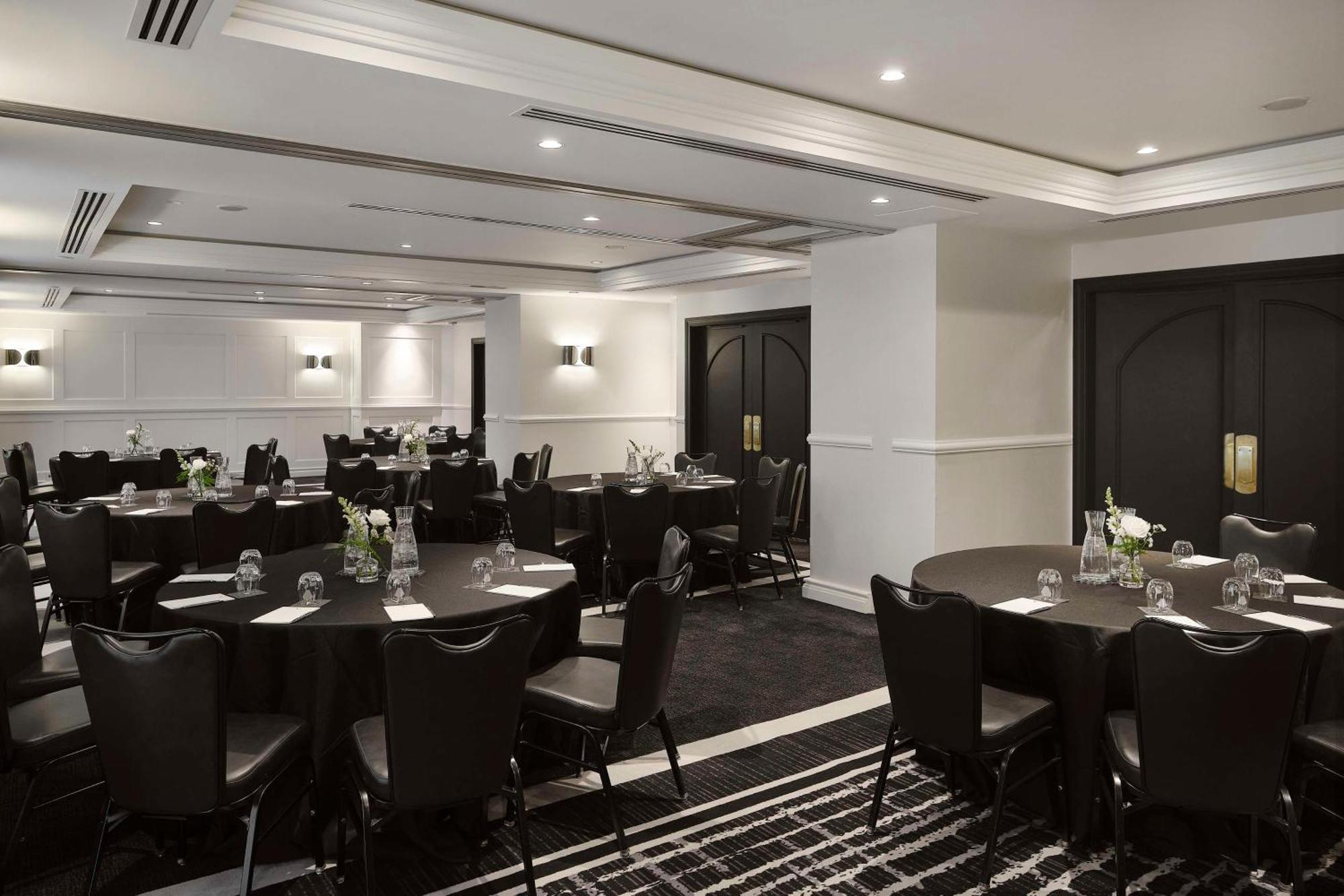 Vogue Hotel Montreal Downtown, Curio Collection By Hilton Εξωτερικό φωτογραφία