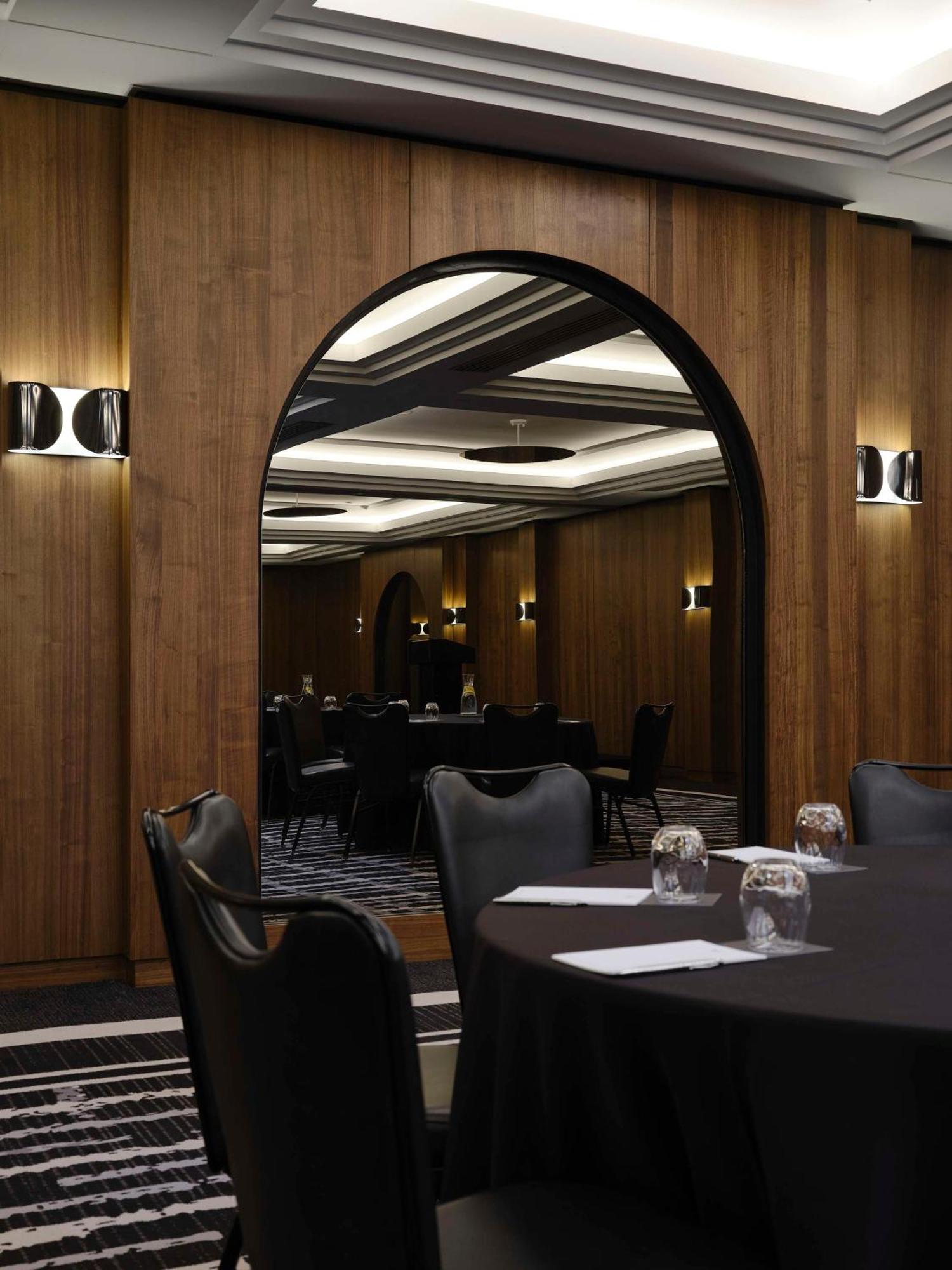 Vogue Hotel Montreal Downtown, Curio Collection By Hilton Εξωτερικό φωτογραφία
