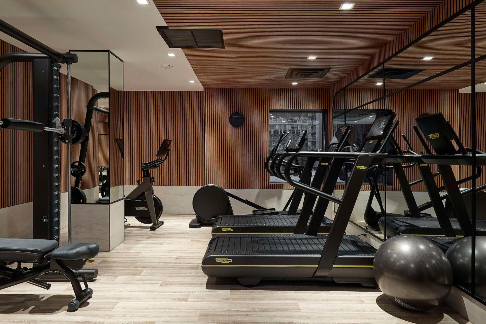 Vogue Hotel Montreal Downtown, Curio Collection By Hilton Εξωτερικό φωτογραφία